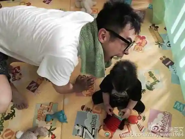 不得不佩服朱亚文的基因!2岁的女儿和他长得太像 尤其是眼睛!
