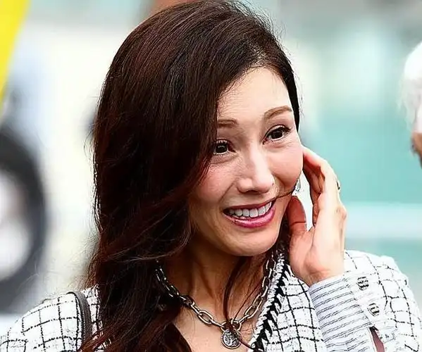 李嘉欣最新合影揭露她在富豪圈地位,53岁真实容貌遭港媒镜头曝光|素颜