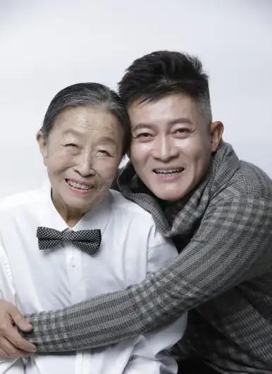 75岁张少华因病去世,生前全家庆生合影曝光,与丈夫同框画面温馨