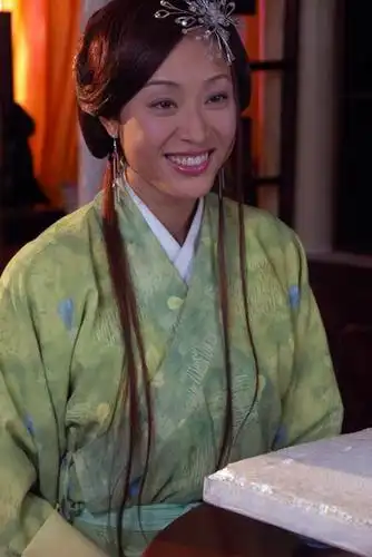 南北酒王热拍众美女只爱何家劲图