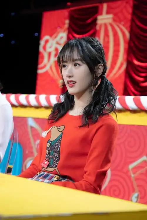袁冰妍春节甜美活动照图片