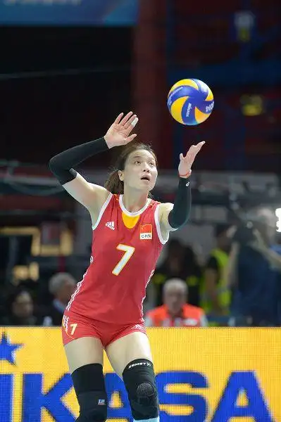 图文:女排3-2多米尼加 魏秋月发球