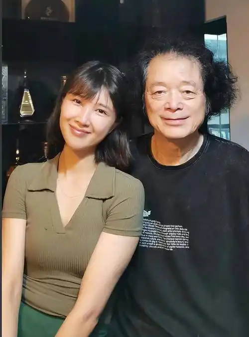 (奚望与父亲奚天鹰)这年10月,奚望与郭晓然办理了离婚手续,女儿跟随她