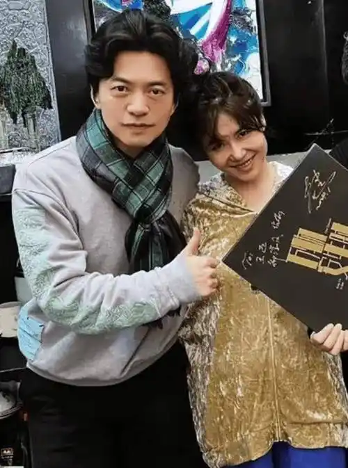 原创50岁李健带娇妻国外约会!结婚25年膝下无子,夫妻青梅竹马感情好