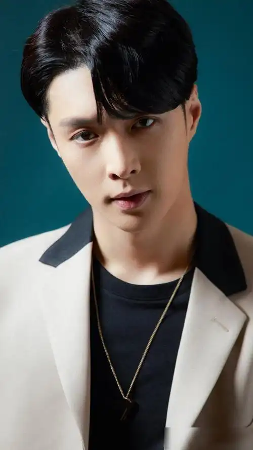 歌手张艺兴唱跳俱佳的爱豆敬业又认真请看帅照吧