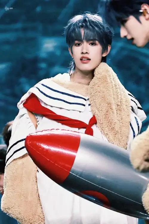 唯一主唱##张极蓝发##tf家族三代演唱会##你追时代峰峻艺人的原因