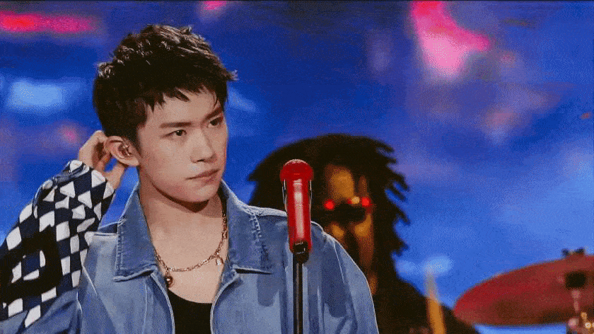 易烊千玺舞台动图合集 魅力无限的舞台王者