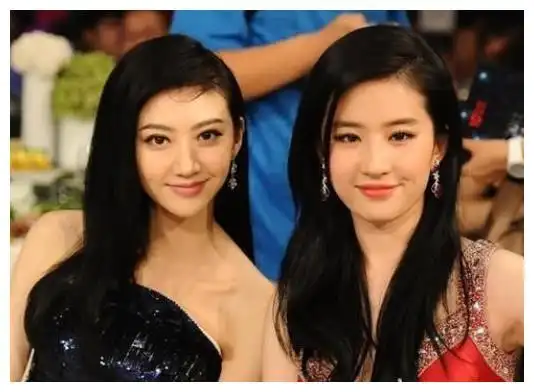 看了刘亦菲跟其他明星的合照,终于知道为啥没人愿意跟她合照了