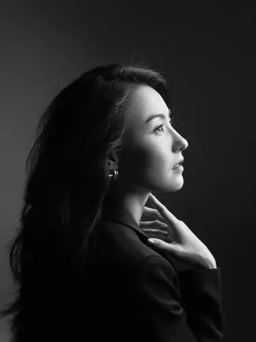 安静的力量!张柏芝黑白大片成熟知性静谧迷人