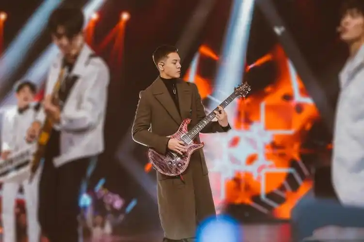 陈伟霆酷帅寸头舞台照图片