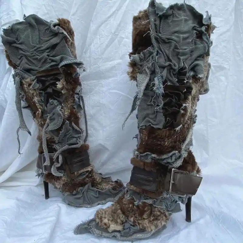 93呀,你的高跟鞋布料比我衣服还多!