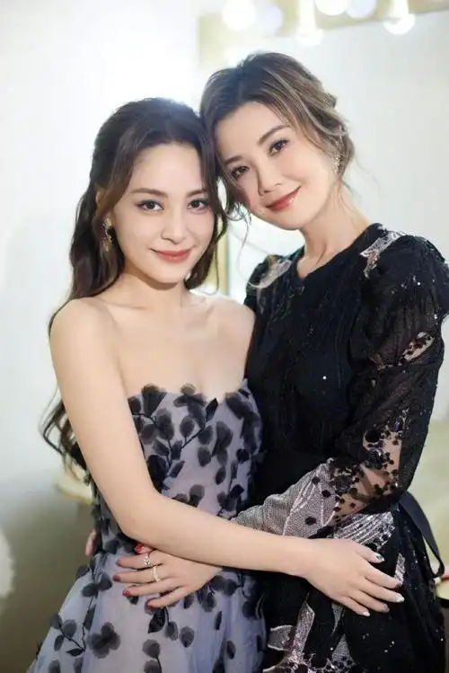 twins合体拍大片两人对镜头比心甜美依旧