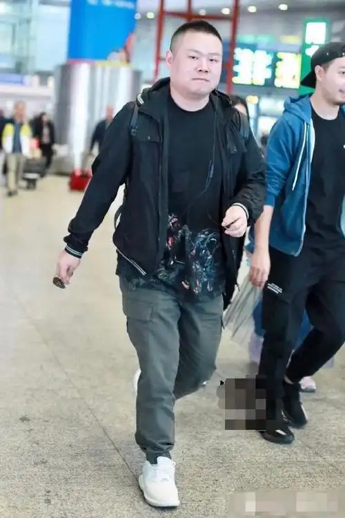 原创岳云鹏时髦起来不一般休闲外套搭潮款牛仔裤大佬派头十足