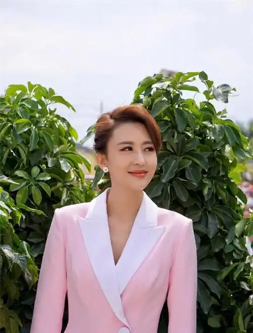 央视美女主持人张蕾近照曝光穿粉色西装显优雅气质