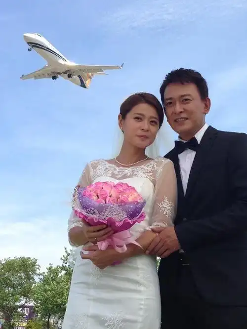 这场结婚戏剧组从求婚,提亲,迎娶,结婚和宴客全都拍摄,照片上可见飞机
