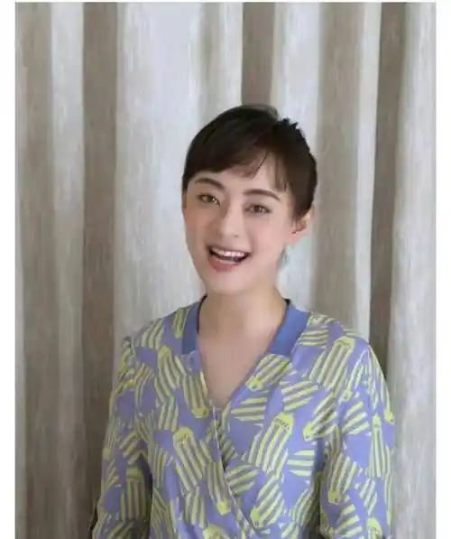 高马尾齐刘海像大学生,却没了高级感,太土了_感觉_脸型_气质