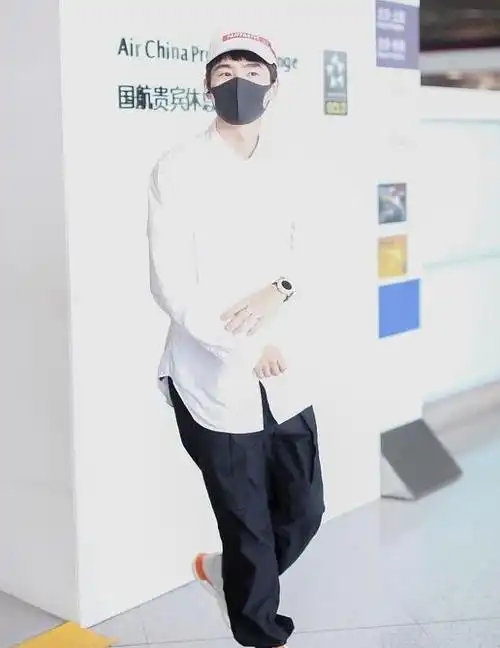 刘昊然的街拍,白衬衣和运动裤搭配在一起,简约少年感十足_高清图集