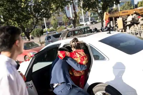 插在了养料充足的花瓶里 衍哥说,新郎可以牵着,背着或者抱着新娘上车