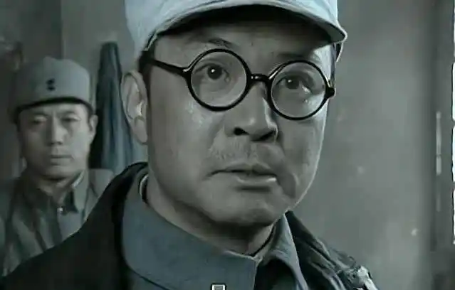 亮剑:李云龙多次被旅长打劫,为何都吃亏认怂?秘密在军衔上