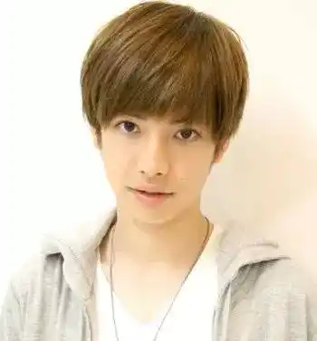 棕色最适合了,头顶最上层头发挑染成栗红色,相近的两种染发颜色融合在