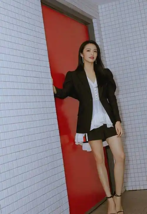 姚晨的双腿还是蛮细的,直直的线条,流畅自如,毫无意思的赘肉,不知这位