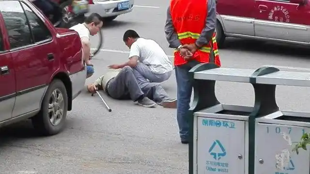 老人摔倒了无人扶,谁之错?