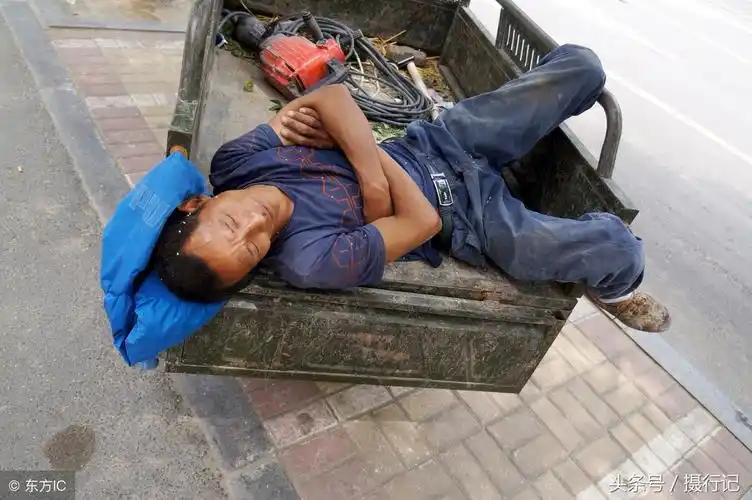 高温下午睡的农民工有的席地而睡有的高难度动作午睡真辛苦