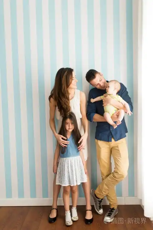 贤淑的年轻父母照片-正版商用图片1oyrgg-摄图新视界