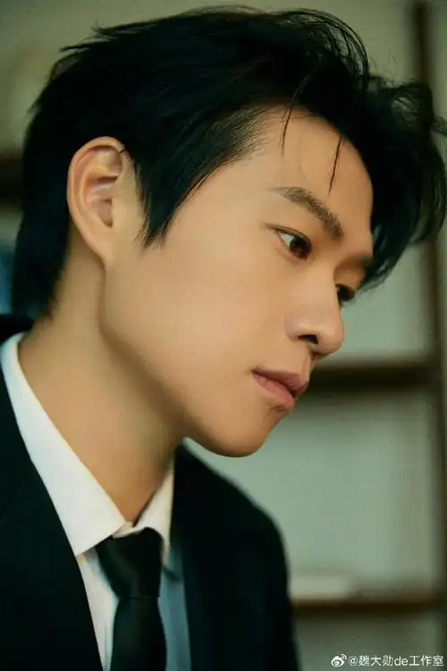 魏大勋时尚芭莎封面预告