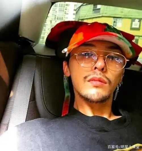 权志龙晒出近照,却被下巴旁的胡子抢镜,粉丝:荷尔蒙爆棚