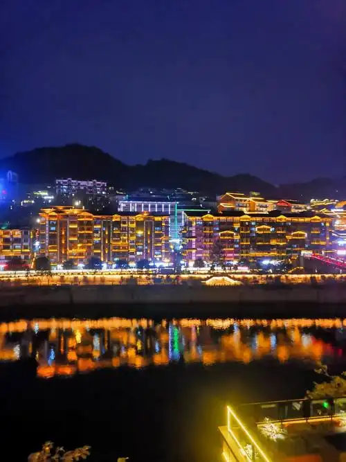 11月13日打卡茅台镇.茅台镇的夜晚,看灯光璀璨,吹吹赤水河 - 抖音