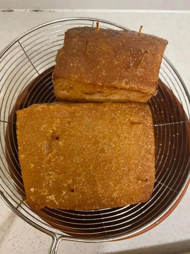 看似简单做起来费功夫#炸扣肉 #纯手工制作美食 - 抖音