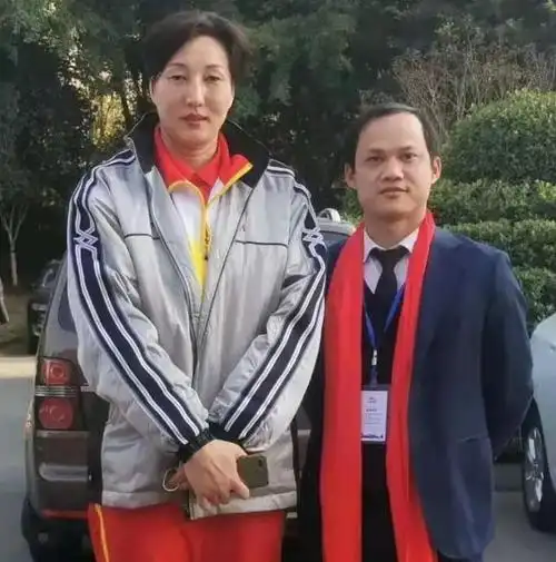 她曾是女排奥运冠军,退役后开饭店纹起大花臂,直到40岁才生子|郎平