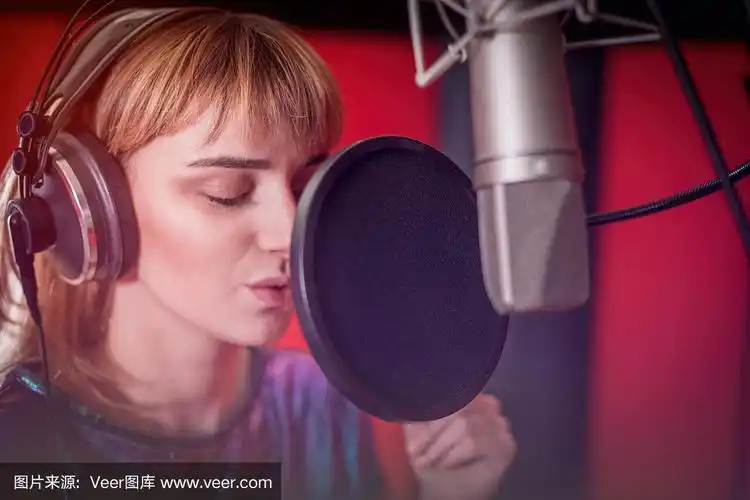 在录音室里录音的漂亮女歌手