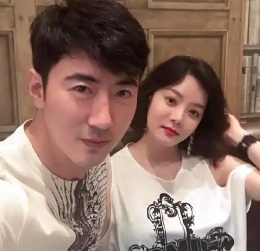 在她24岁的时候,她就已经和大她12岁的韩国歌手李承焕迈入了婚姻殿堂