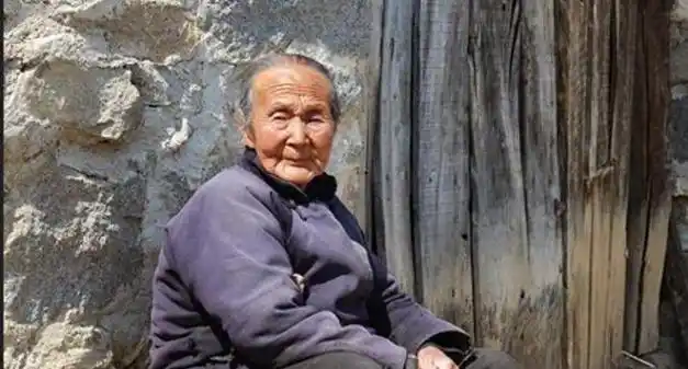 哥给我每月3000元照顾母亲母亲过世后我才知道亲情是假的