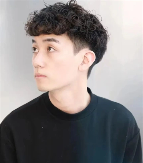 年轻男生喜爱的卷发风格之一,慵懒空气羊毛卷,时尚迷人不挑脸型.