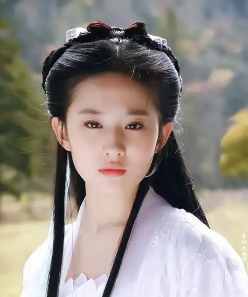 娱乐圈最不怕扒旧照的人刘亦菲越旧越美