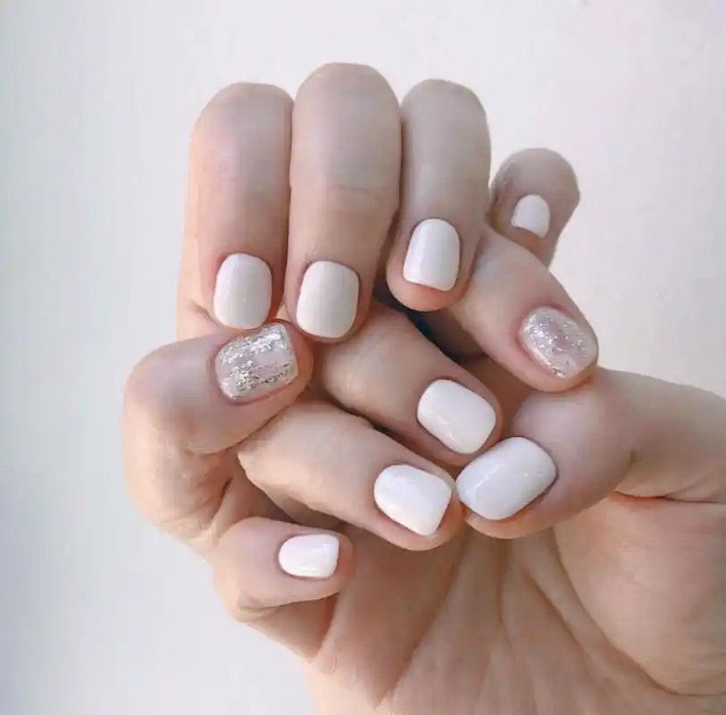 想要成为夏日最抢眼的时髦精,你还少了一款白色美甲!