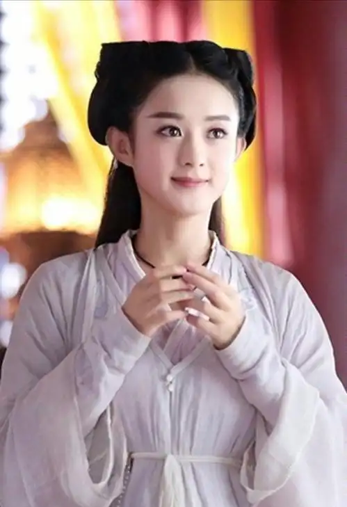 迪丽热巴赵丽颖voguefilm封面挑战新造型:白色眼线脏辫和齐刘海