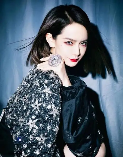 不解为何戚薇老化如此迅速早期甜美迷人的风采何处寻