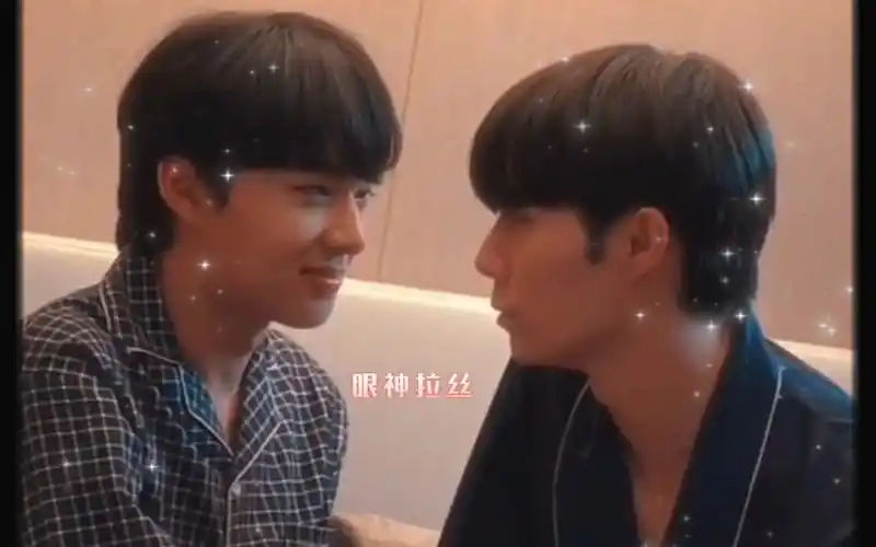 zeenunew小情侣间甜蜜的眼神交流,这样的眼神不是爱那是那是什么?