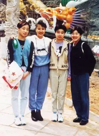 霍启刚郭晶晶婚纱照 海滩激情三点式令人咂舌