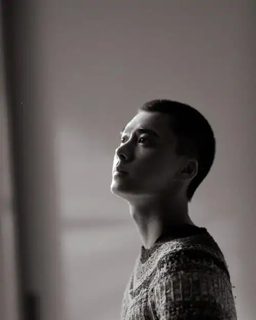 李易峰寸头毛线造型曝光眉宇温柔帅气逼人