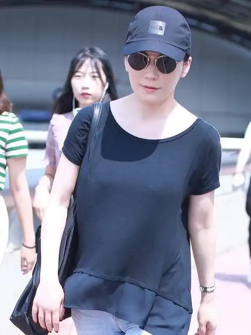 48岁俞飞鸿素颜走机场,t恤搭配牛仔裤休闲随意,气质依旧很惊艳