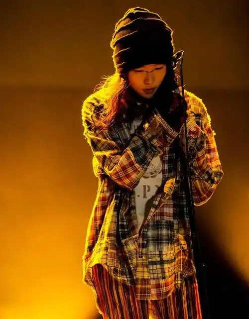 窦靖童梳"绵羊卷"长发也这么飒!