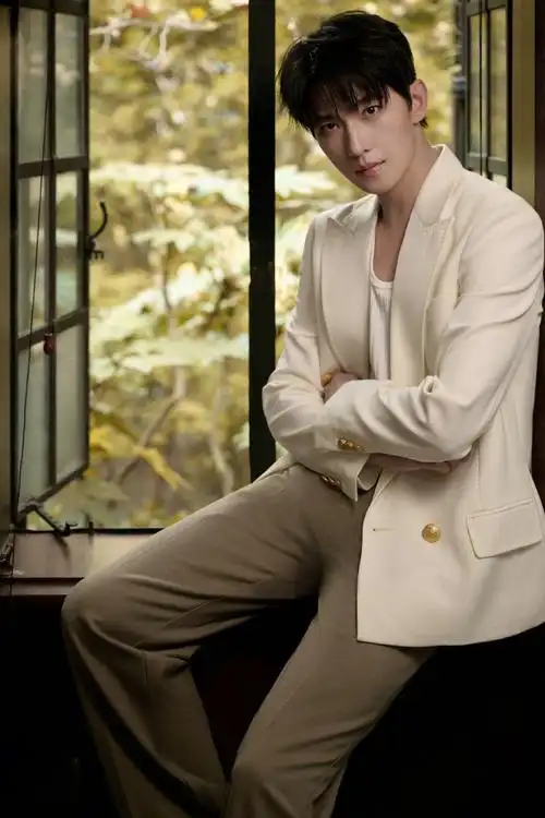 杨洋金扣西装##杨洋瓦房落叶氛围感