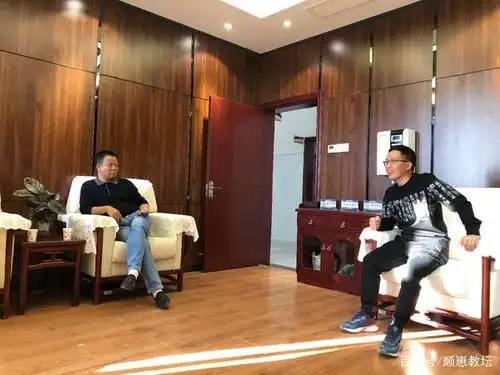 领导们在交流谈话