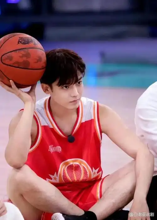 看看男明星们打篮球的精彩瞬间,太帅了,太迷人了!
