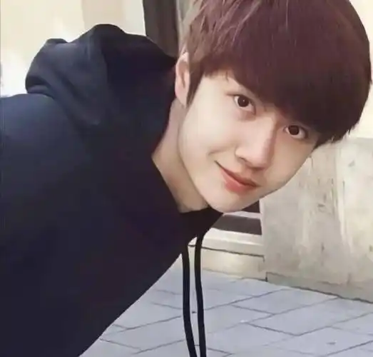 十七岁出道的王一博.